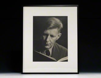 Photograph signed. Auden.